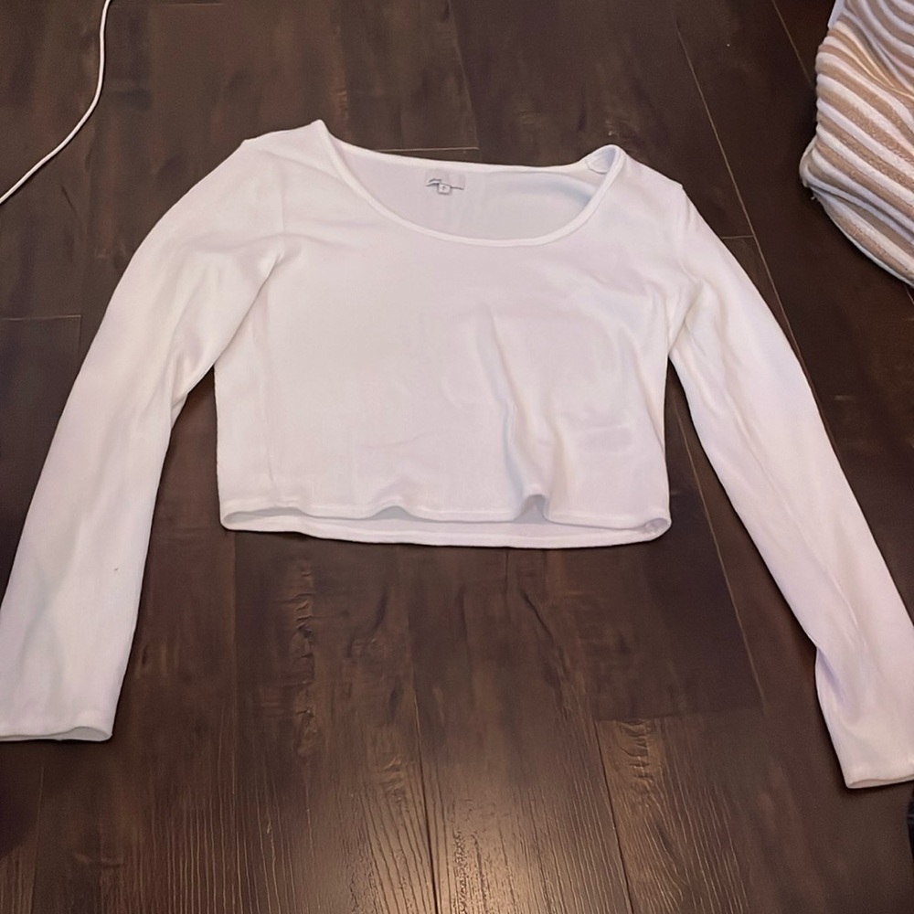 Defrost mid-cropped feminine tee with long sleeves